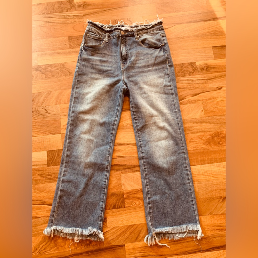 Risen, high rise frayed crop jeans